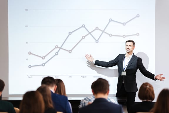 Presentations service. Успешный оратор. Выступление с презентацией. Выступающий человек. Успешное выступление.